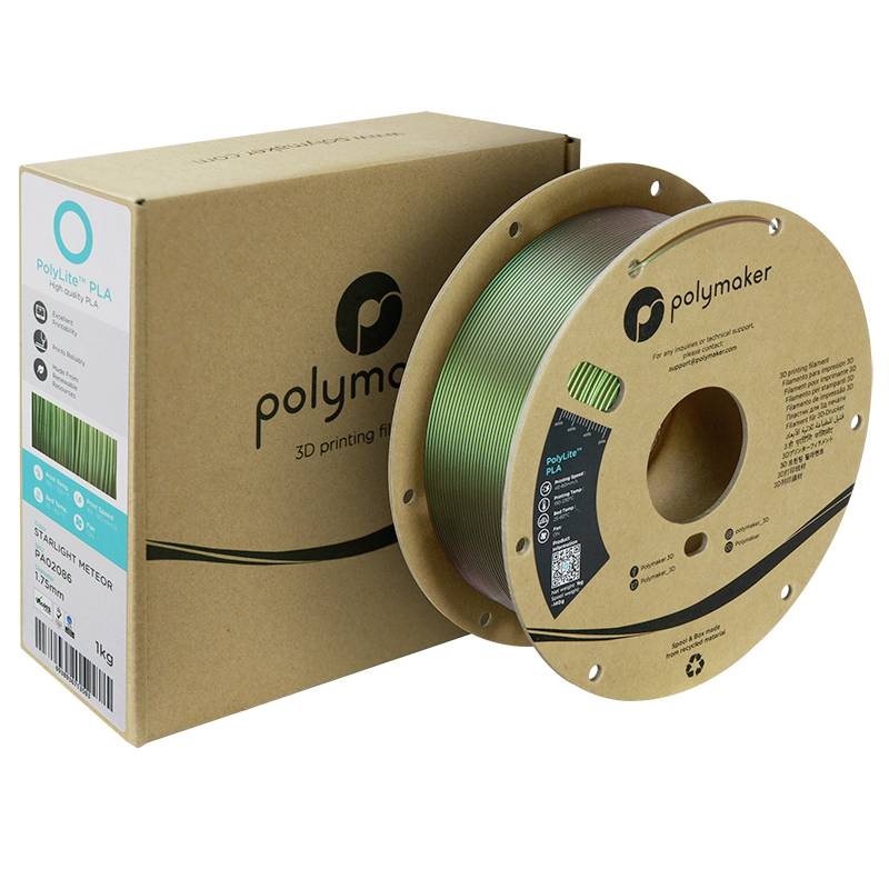 Eine Rolle grünes 3D-Drucker-Filament aus PLA von Polymaker vor ihrer Verpackung. Verpackung zeigt Markennamen und Produktdetails.