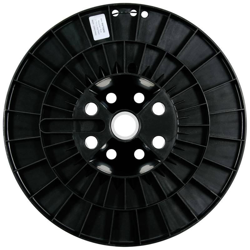 Schwarze Kunststoffspule mit zentralem Loch und mehreren kleineren runden Löchern, die symmetrisch angeordnet sind.