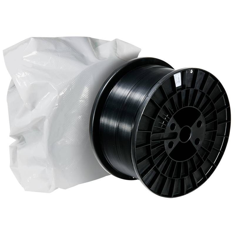 Schwarze Filamentspule aus Kunststoff neben einer weißen, verschlossenen Verpackung.