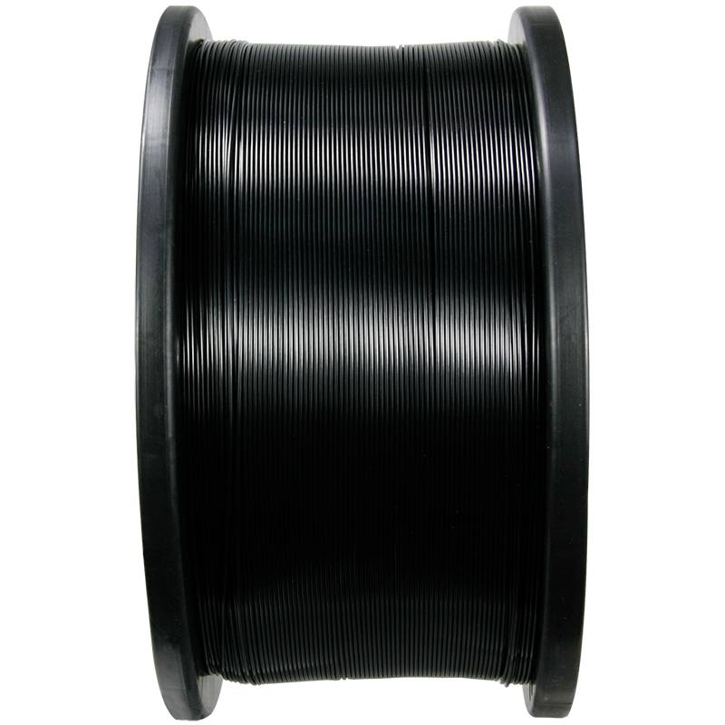 Schwarze Filamentspule für 3D-Drucker, seitliche Ansicht. Dicke Plastikspule, dicht gewickeltes Material.