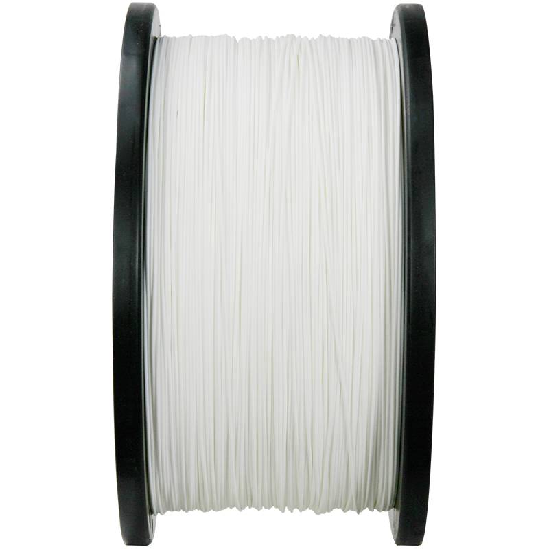 Weiße Filamentspule für 3D-Drucker, auf schwarzem Spulenkern, vertikal aufgestellt, vor neutralem Hintergrund.