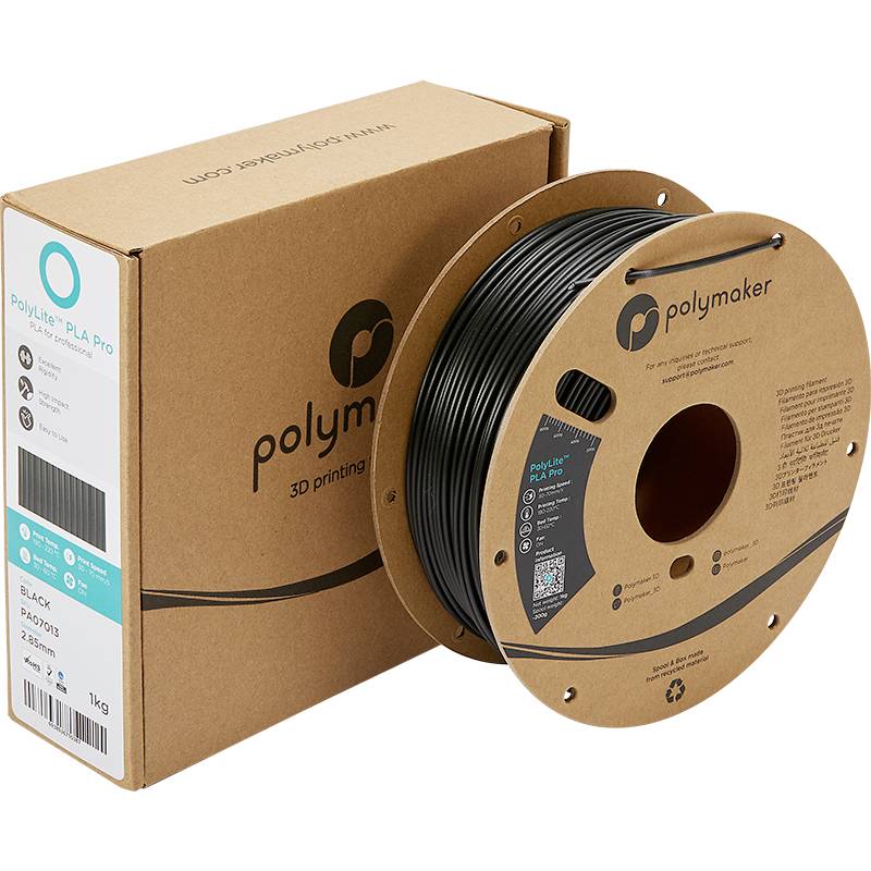 Eine Rolle schwarzes Filament von Polymaker für den 3D-Druck, präsentiert vor einer passenden Verpackung.