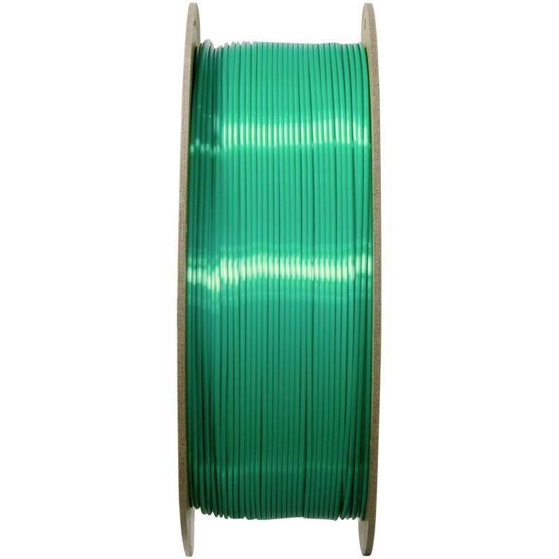 Eine grüne Rolle 3D-Drucker-Filament auf Holzspulen, vertikal auf einem weißen Hintergrund stehend.