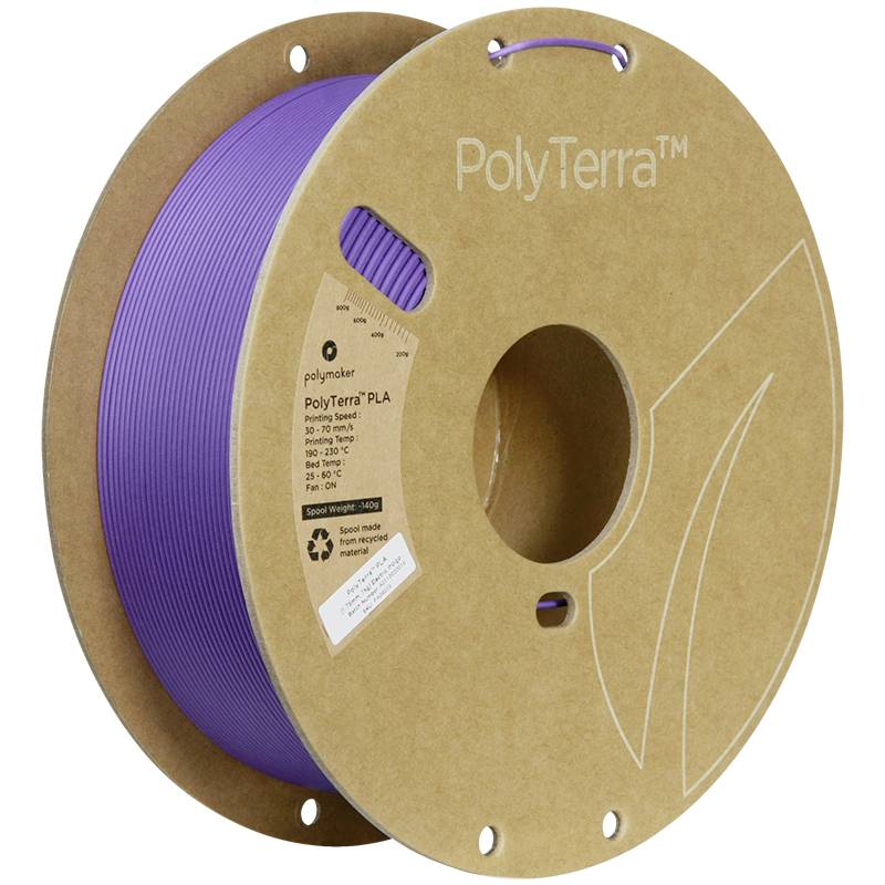 Eine Spule violettes 3D-Druckfilament der Marke PolyTerra™ PLA mit nachhaltiger Verpackung aus recyceltem Karton.