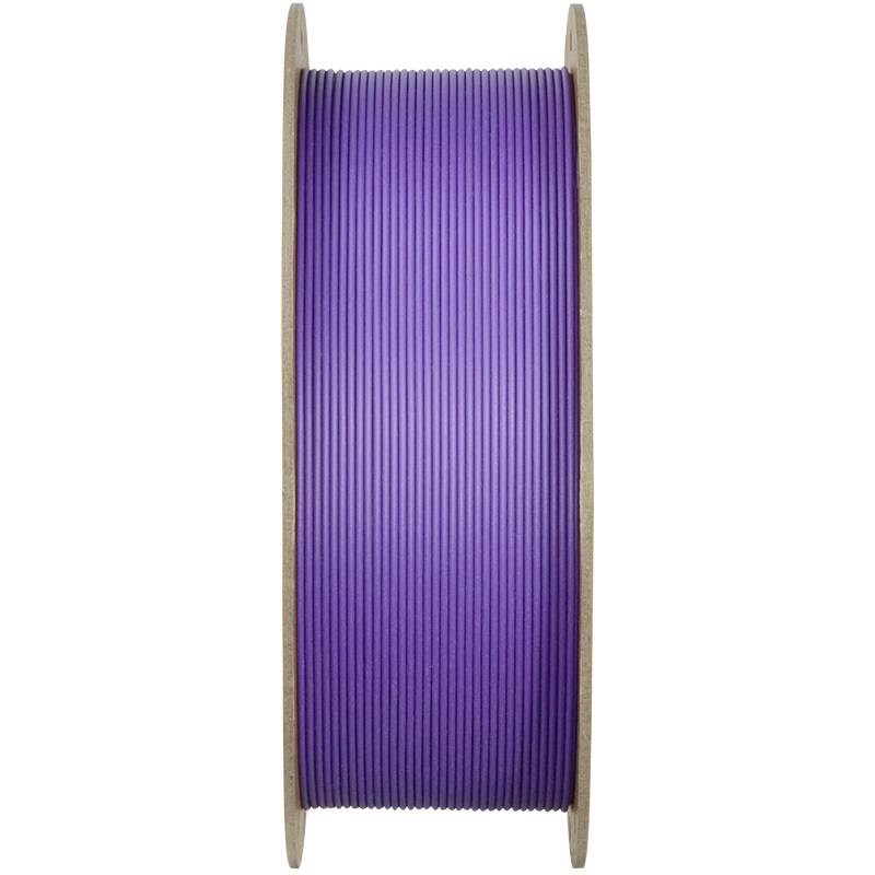 Eine Rolle violettes Filament für 3D-Drucker, auf einer Holzspule gewickelt.