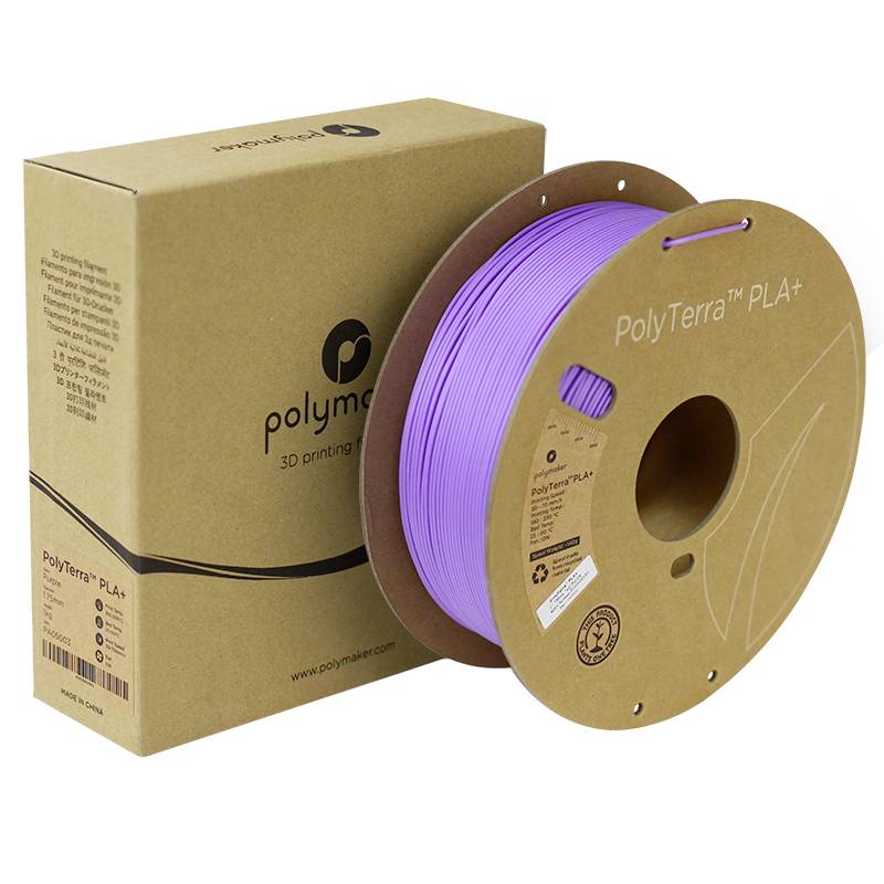 Lila 3D-Drucker-Filamentspule aus PLA+ von PolyTerra vor einer Verpackung.