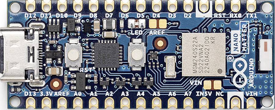Nahaufnahme eines Arduino Nano-Boards mit verschiedenen elektronischen Komponenten und Pins, darunter ein Mikrocontroller und ein USB-Anschluss.