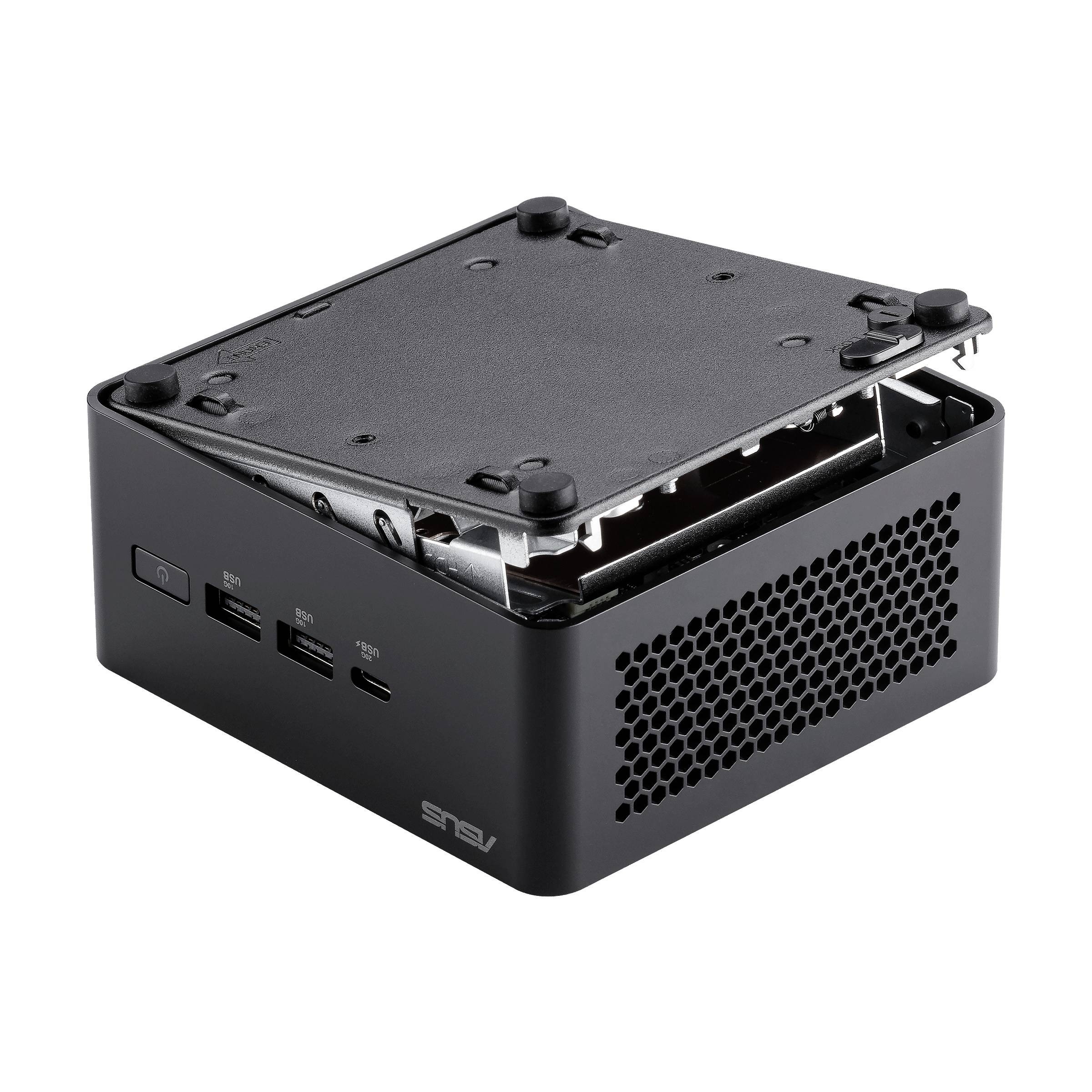 Ein kleiner, offener Mini-PC, Gehäuse zum Teil entfernt, zeigt Anschlüsse wie USB und Lüftungsgitter, silbernes Innenleben sichtbar.
