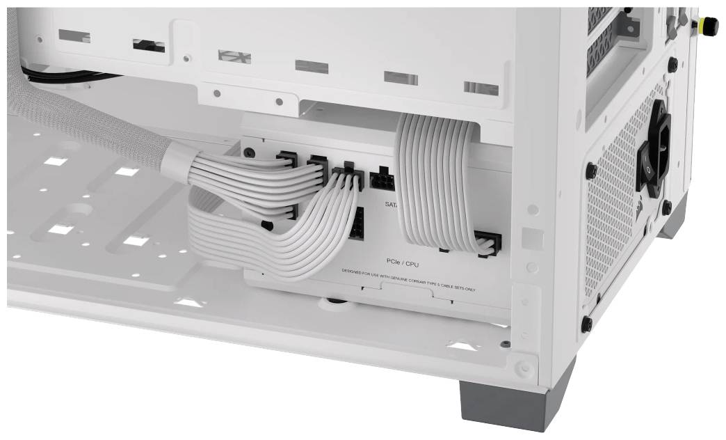 Ein weißes PC-Gehäuse zeigt das Innere mit sauber verlegten Kabeln, die an ein modulares Netzteil angeschlossen sind.