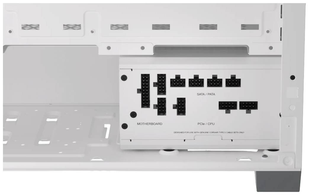 Weiße PC-Gehäuse-Innenseite mit eingebautem Netzteil. Mehrere Anschlüsse sind beschriftet: 'Motherboard', 'SATA/PATA', 'PCIe/CPU'.