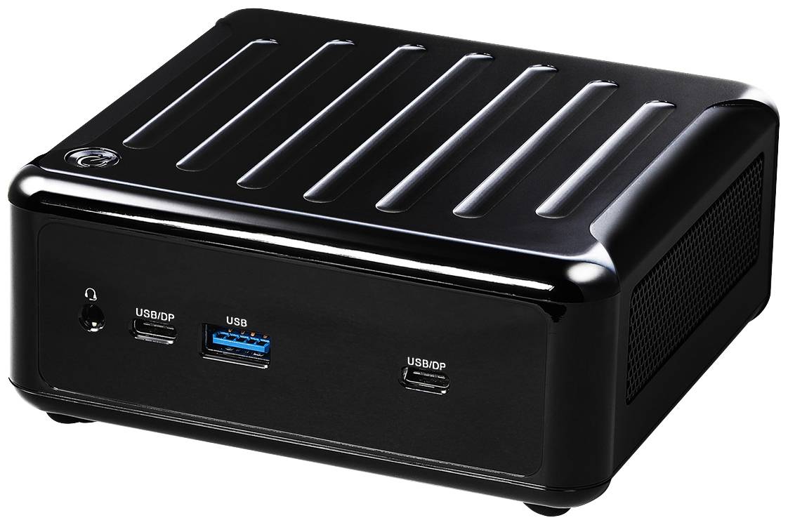 Ein schwarzer Mini-PC mit Lüftungsschlitzen oben, USB- und Audioanschlüssen vorne. Kompaktes Design für vielseitige Nutzung.