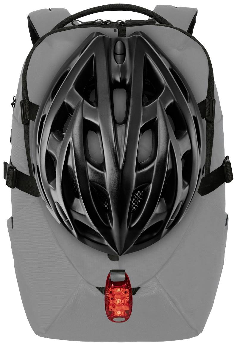 Grauer Rucksack mit einem angebrachten schwarzen Fahrradhelm und einem roten Rücklicht.