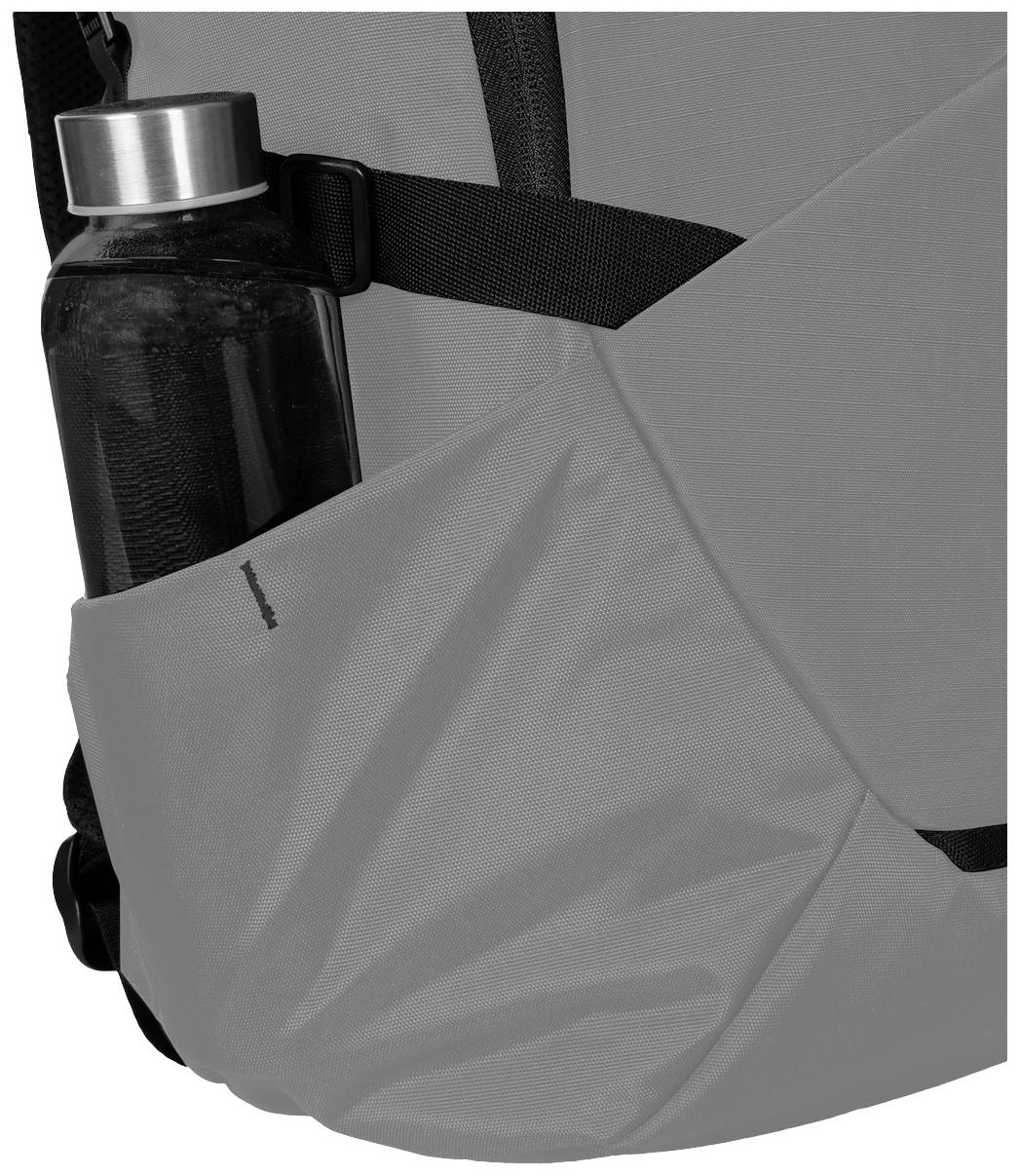 Grauer Rucksack mit Flaschenhalterung an der Seite, in der sich eine transparente Wasserflasche mit schwarzem Inhalt befindet.