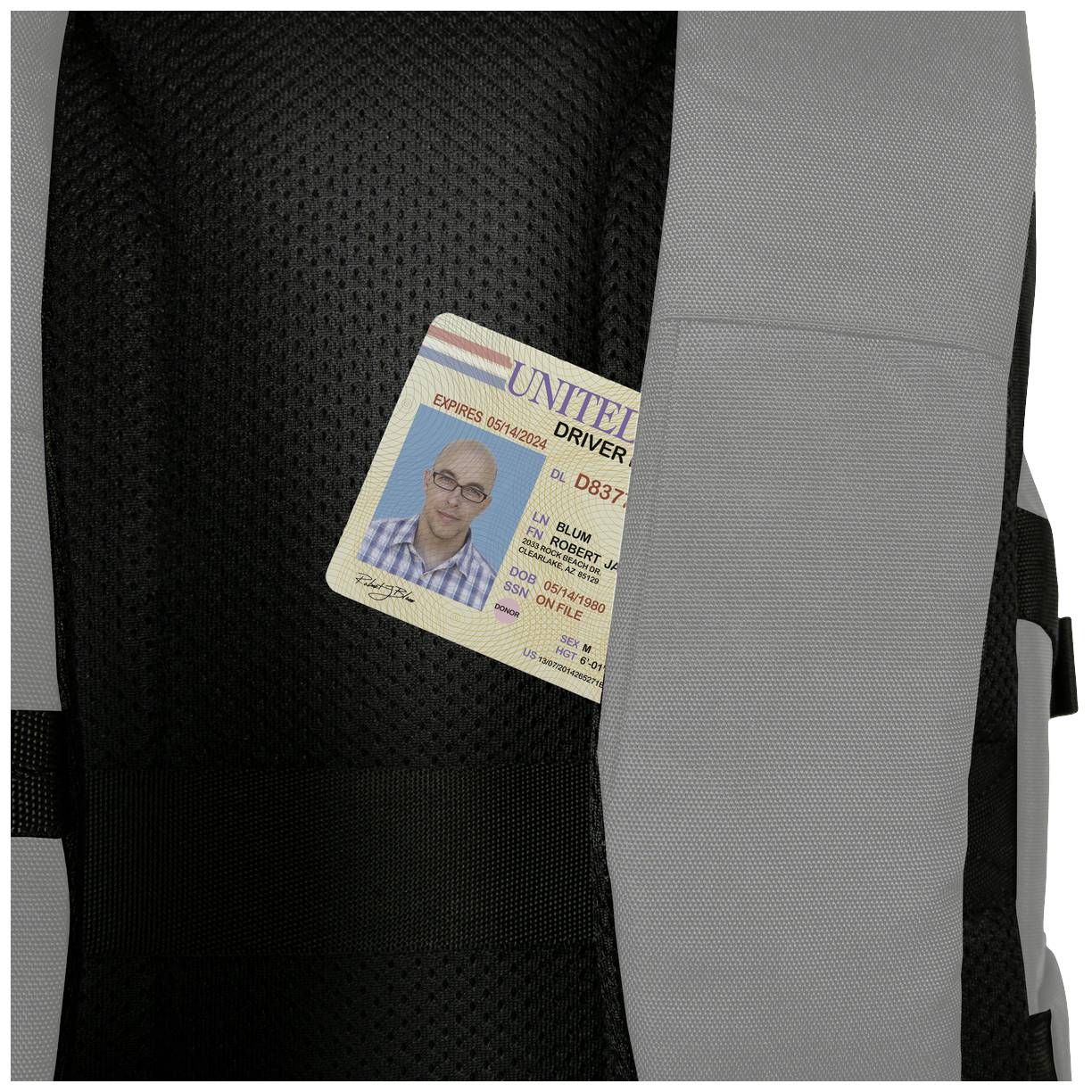 Führerschein in der Tasche eines grauen Rucksacks, teilweise sichtbar.