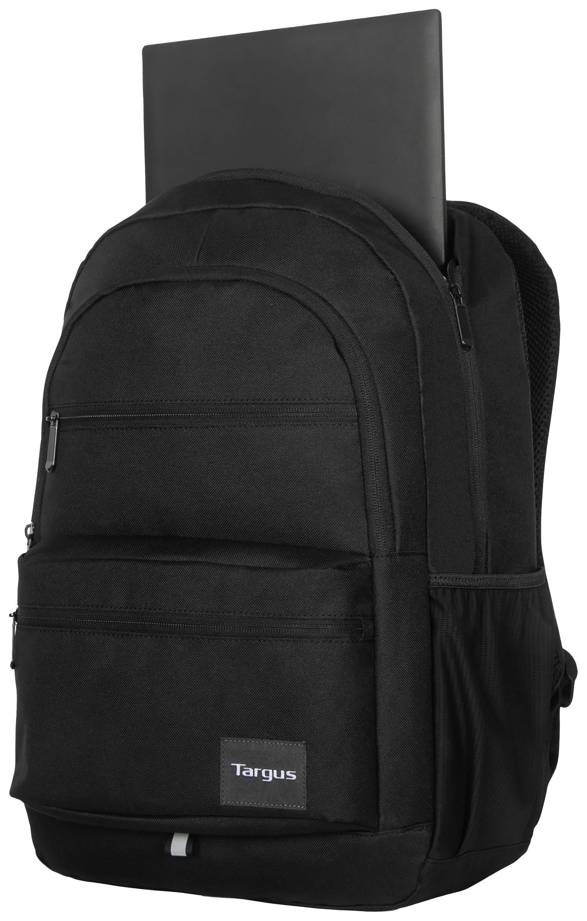 Ein schwarzer Rucksack mit einem Laptop, der oben herausragt. Der Rucksack hat mehrere Reißverschlüsse und ein Targus-Logo vorne.