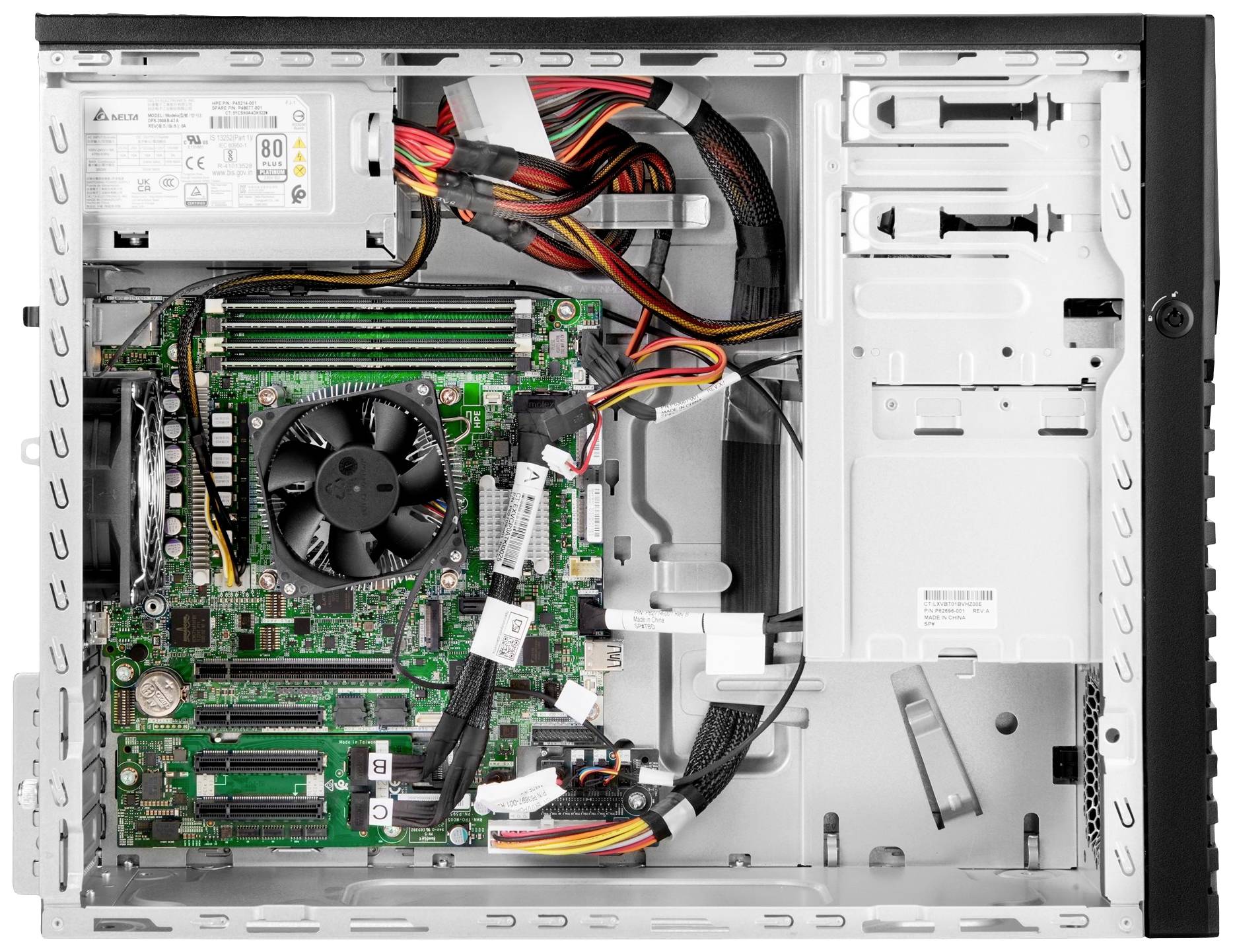 Ein geöffneter Computer zeigt das Innenleben mit einem Lüfter, mehreren Kabeln und Steckplätzen für Komponenten.