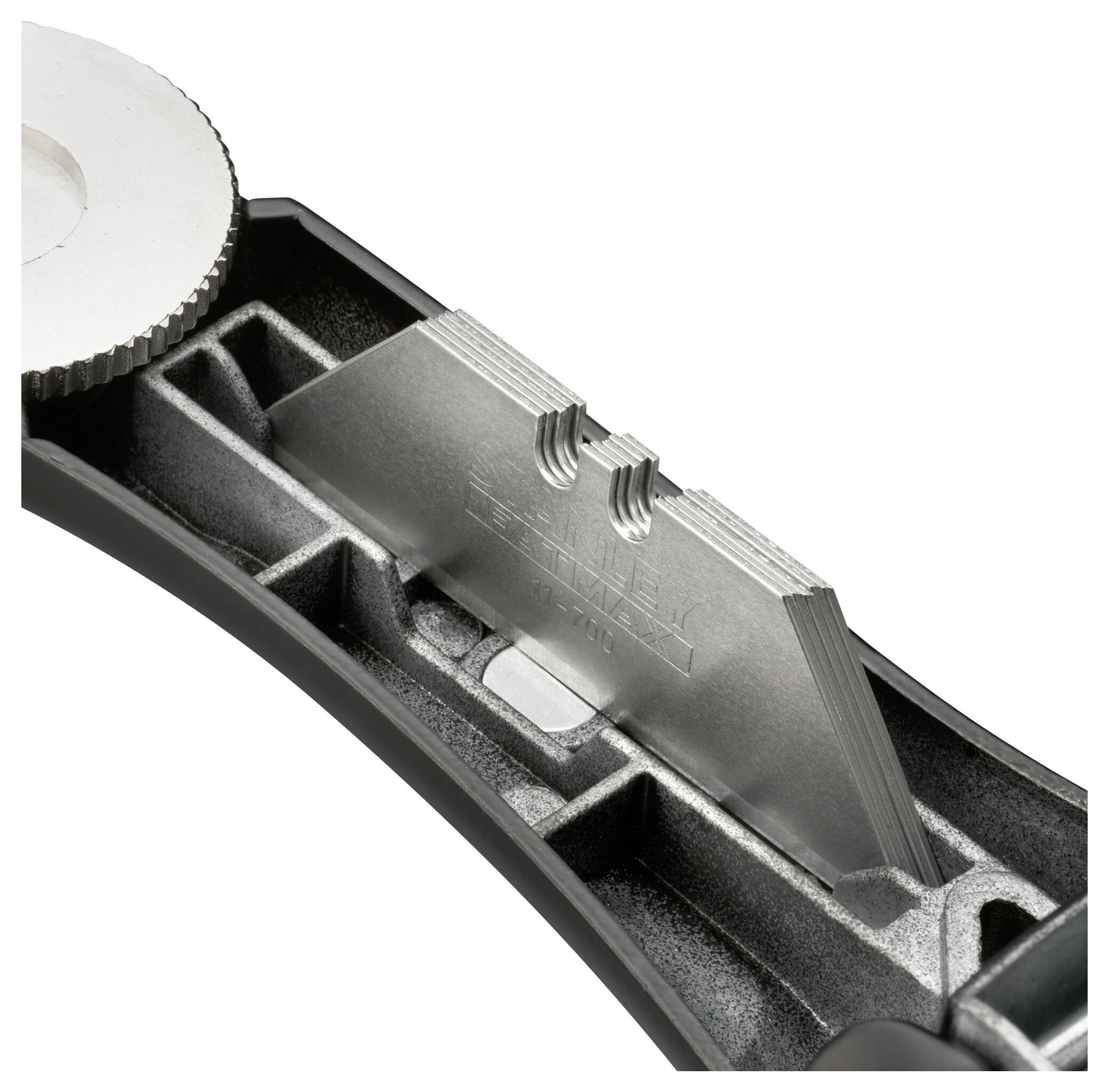 Ein Nahaufnahmebild zeigt eine Abbrechklinge für ein Universalmesser, die in einem schwarzen Griff gesichert ist.