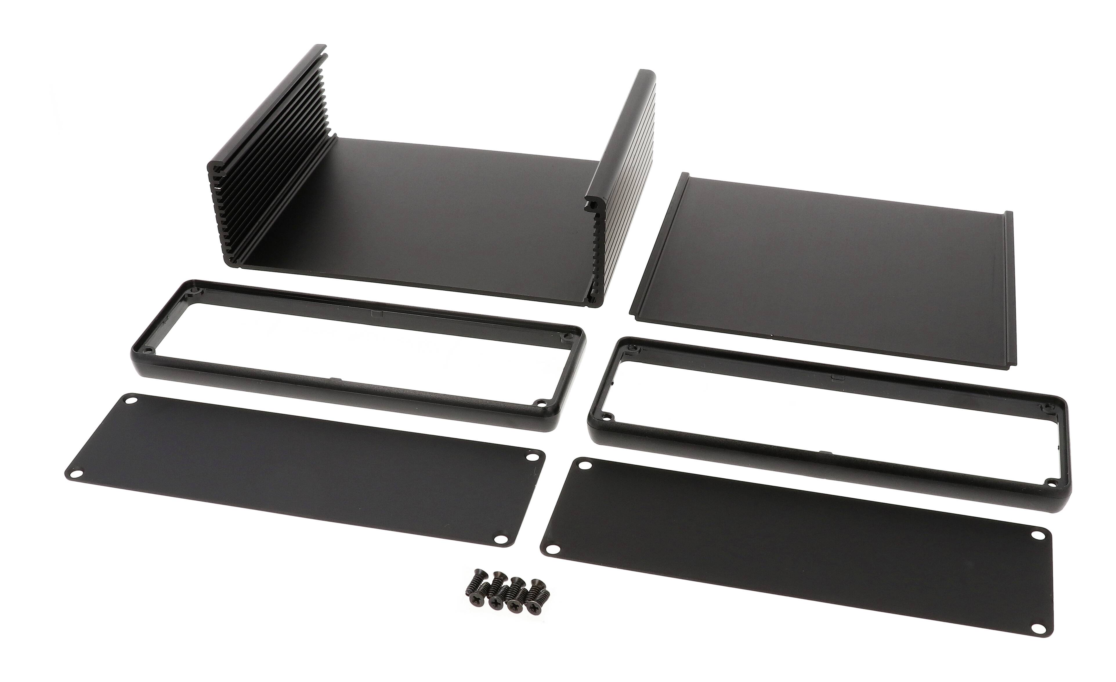 Ein zerlegtes Aluminiumgehäuse mit Kühlrippen, zwei Montagerahmen, zwei Abdeckplatten und Befestigungsschrauben.