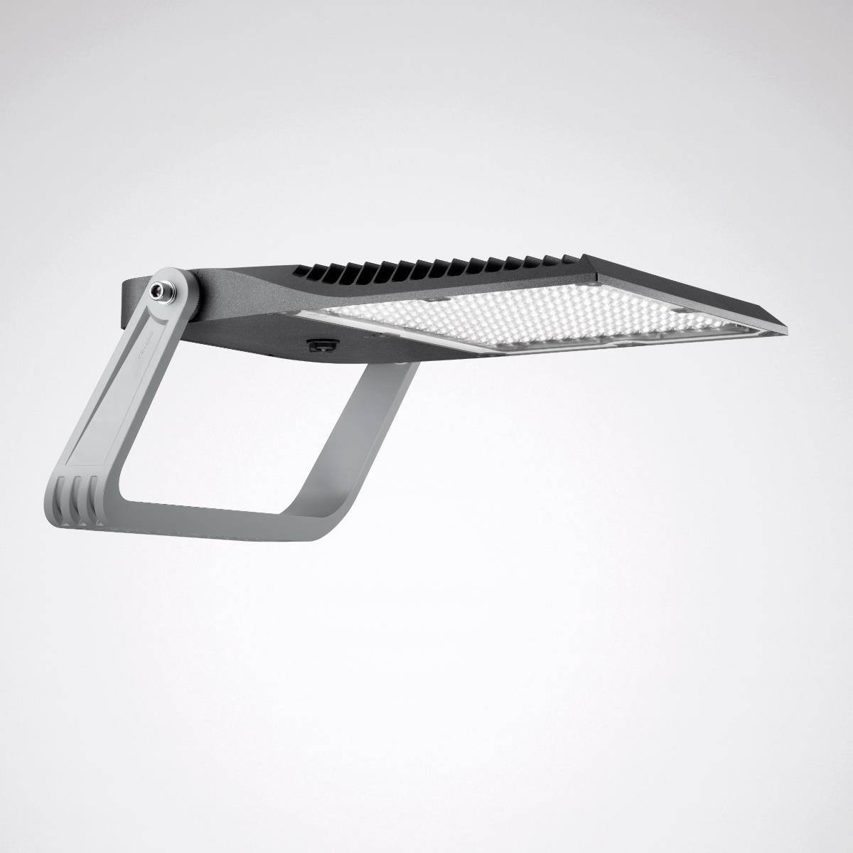 Eine silberne LED-Außenleuchte mit modernem Design, montiert auf einem verstellbaren Arm, der eine gleichmäßige Beleuchtung ermöglicht.