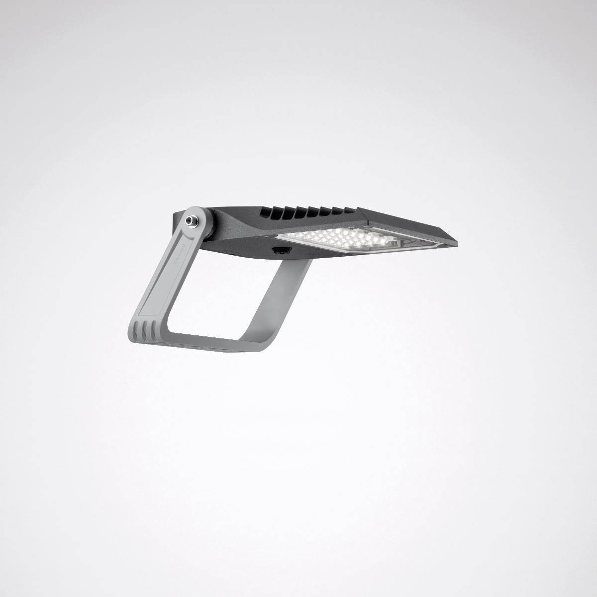 Ein modernes, silbernes LED-Flutlicht mit einem verstellbaren Halter, vor einem neutralen Hintergrund. Ideal für Außenbeleuchtung.