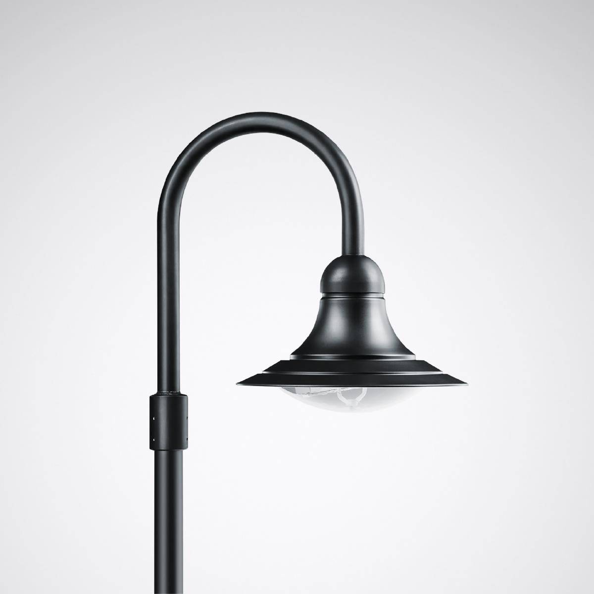 Schwarze, elegante Straßenlaterne mit gebogenem Arm auf grauem Hintergrund, moderne Vintage-Optik.