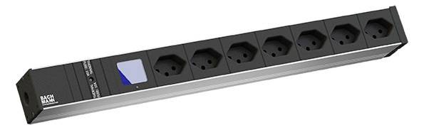 Eine schwarze Steckdosenleiste mit acht Anschlüssen und einem Schalter, geeignet für europäische Stecker.