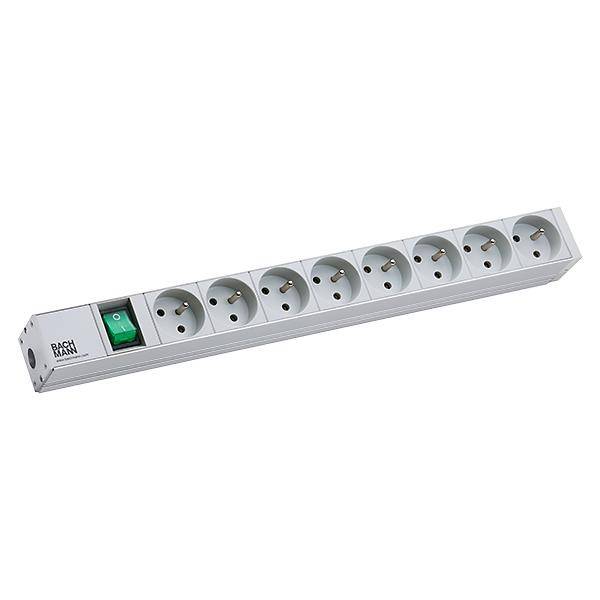 Eine Steckdosenleiste mit sechs Schuko-Steckdosen und einem grünen Ein-/Ausschalter, geeignet für die Verteilung von Strom an mehrere Geräte.