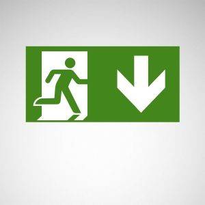 Notausgangsschild mit grünem Hintergrund: Eine Person rennt durch eine Tür nach links. Ein Pfeil zeigt nach unten.
