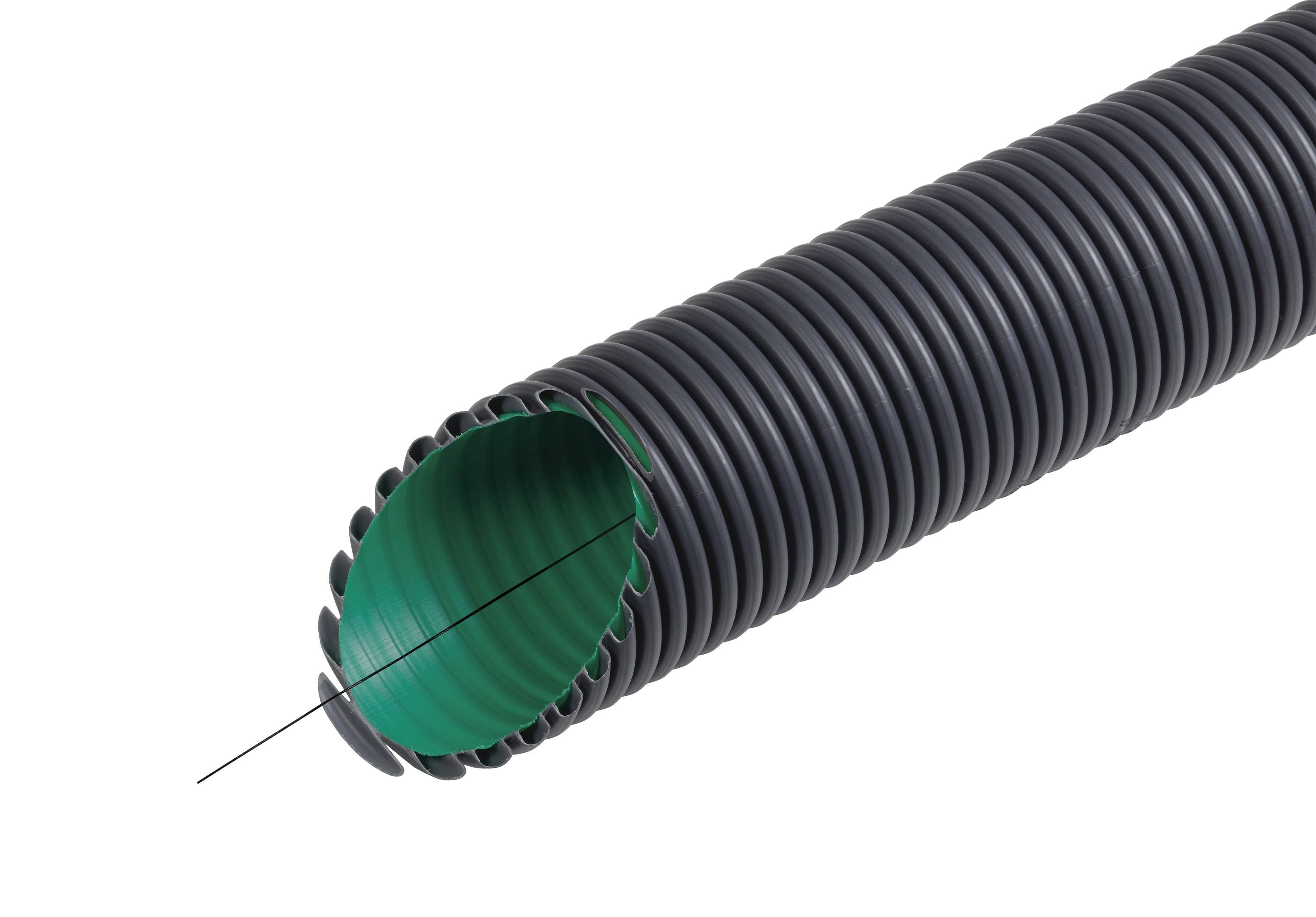 Geripptes, flexibles Rohr mit grünem Innenfutter, zeigt eine verstärkte Struktur für Anwendungen in der Bau- oder Elektroinstallation.