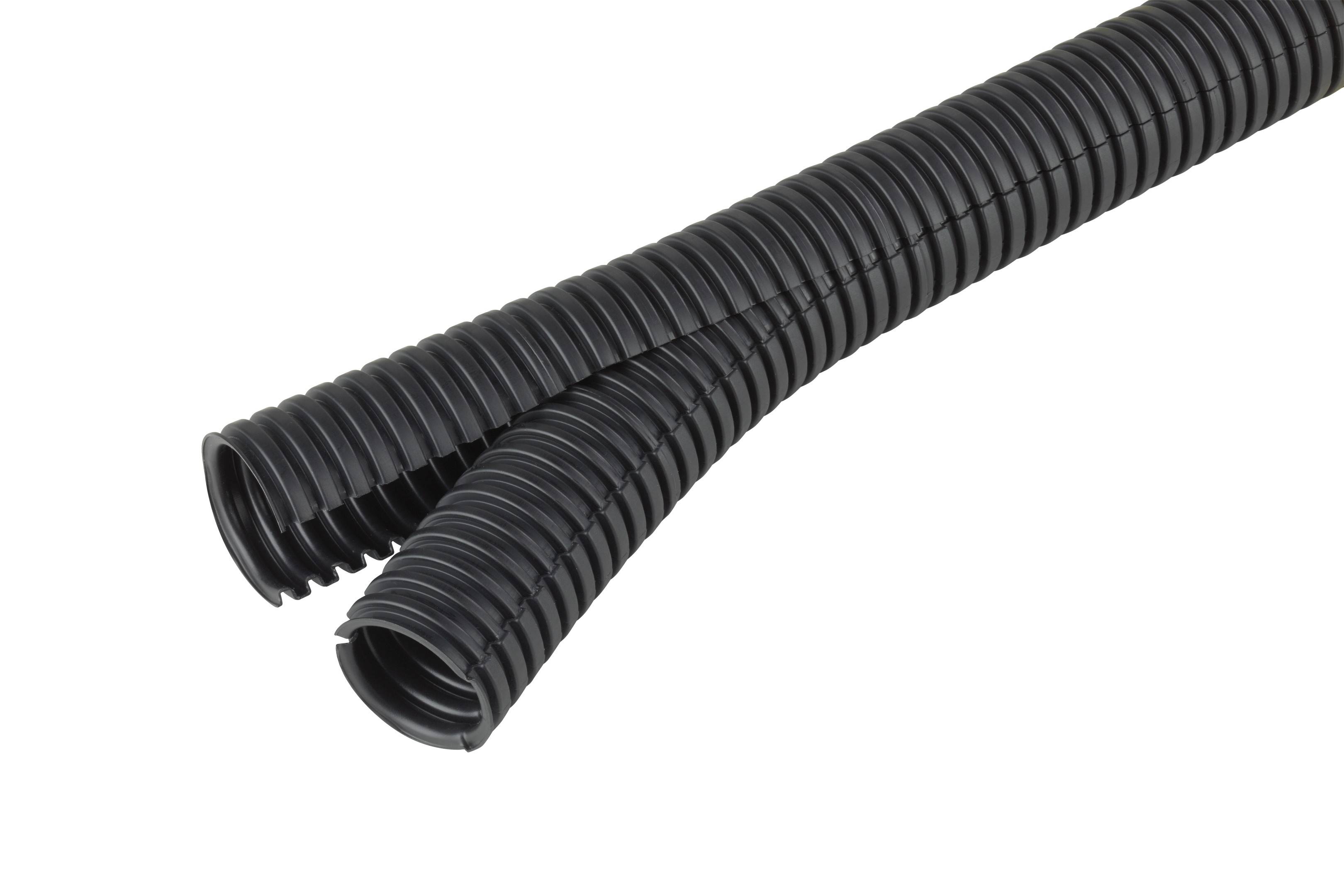 Zwei schwarze, flexible Wellrohre mit gerippter Oberfläche. Sie werden häufig verwendet, um Kabel zu schützen oder zu bündeln.