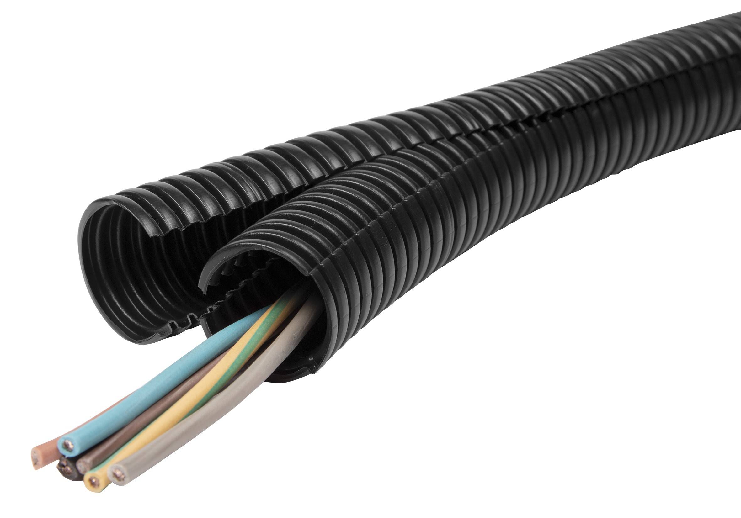 Ein schwarzer Wellschlauch umhüllt mehrere farbige Kabel, bietet Schutz und organisiert die Leitungen vor Belastungen und Schäden.