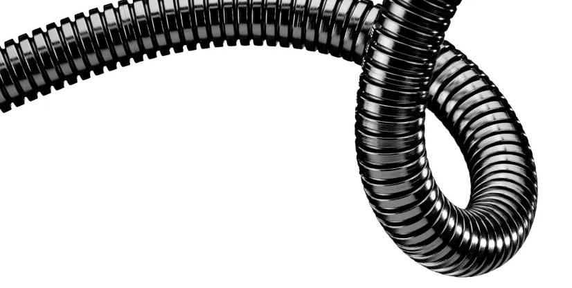 Schwarz-silbernes, metallisches, spiralförmiges Kabel, das sich auf einem weißen Hintergrund in einer Schleife windet.