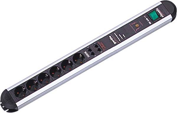 Ein Mehrfachsteckdosenleiste mit sieben Steckplätzen, einem grünen Ein-/Ausschalter und Überspannungsschutz.