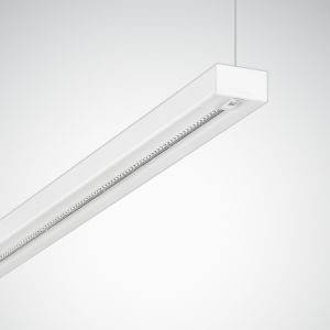 Ein schlichtes, modernes LED-Lichtsystem in rechteckiger Form, von der Decke hängend, für gleichmäßige Raumbeleuchtung.