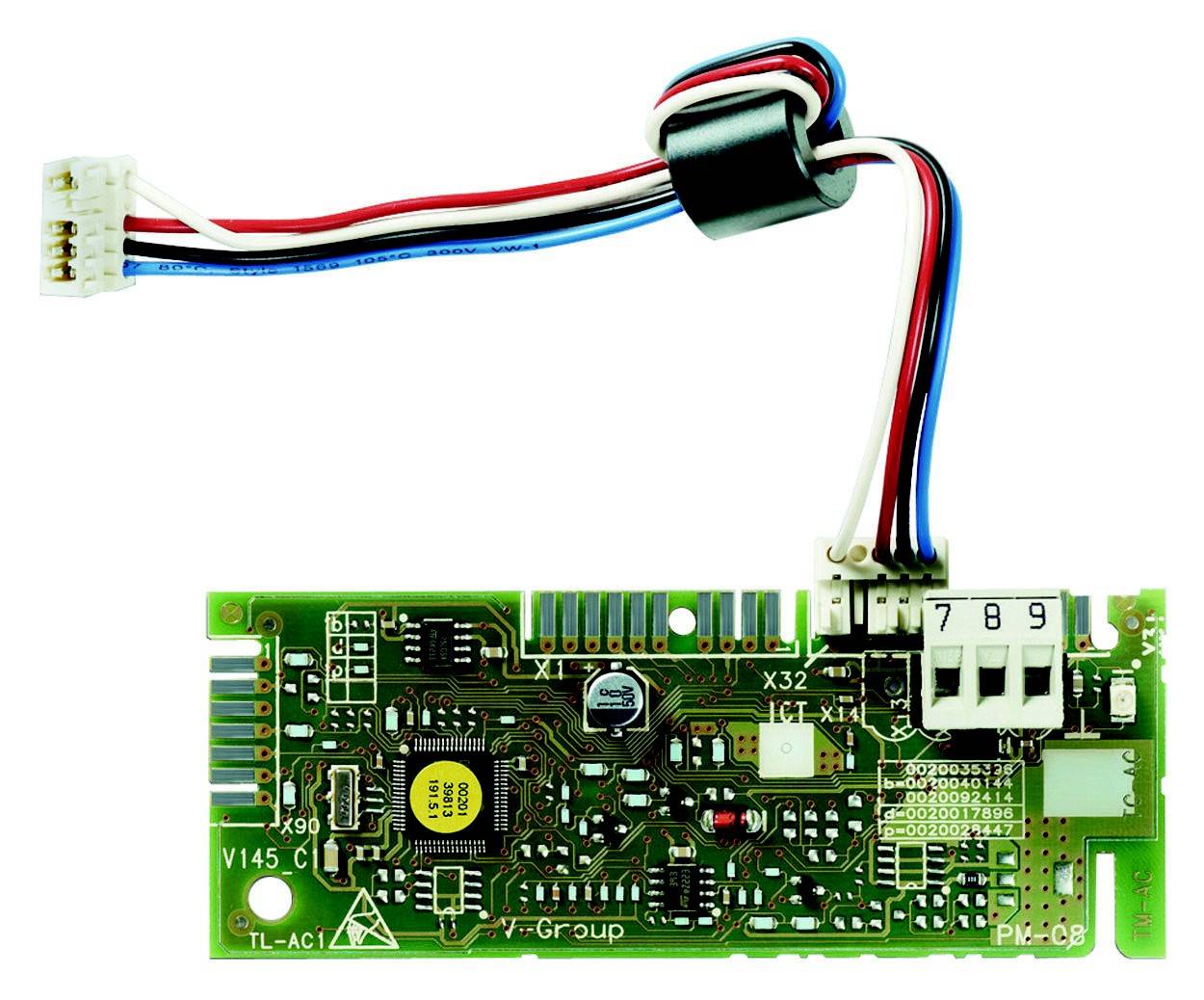 Nahaufnahme einer elektronischen Leiterplatte mit verschiedenen Bauteilen und mehrfarbigen Kabeln. Ein Stecker ist sichtbar.
