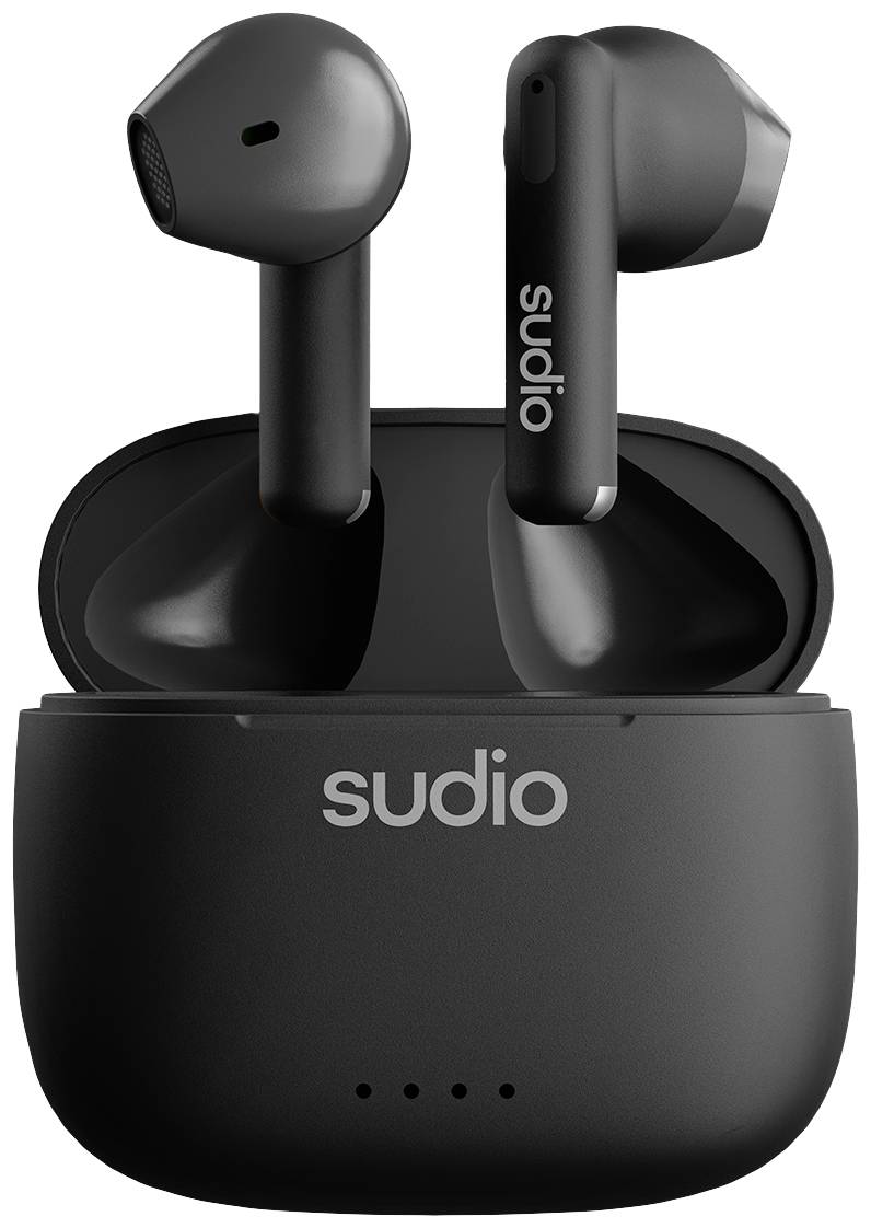 Ein Paar kabellose, schwarze Ohrhörer in einer offenen Ladehülle. Beide Ohrhörer und die Hülle sind mit 'sudio' beschriftet.