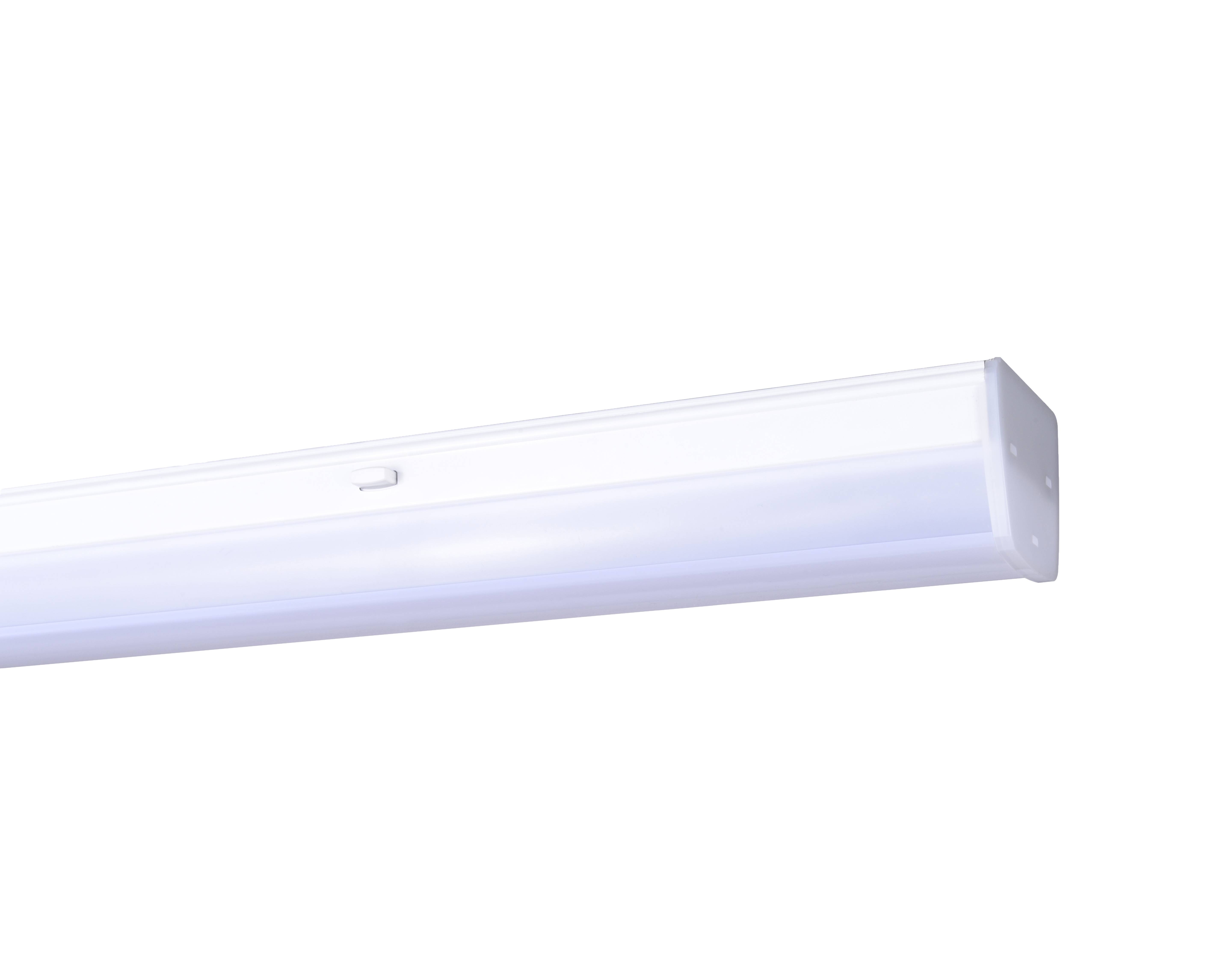 Weiße LED-Leuchte mit rechteckigem Gehäuse vor schwarzem Hintergrund, geeignet für Decken- oder Wandmontage in Innenräumen.