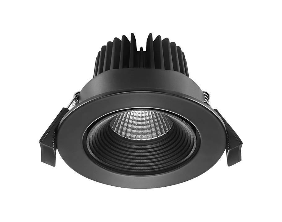 Schwarzer LED-Deckeneinbaustrahler mit gerippter Innenseite und Kühlrippenoberteil vor schwarzem Hintergrund.