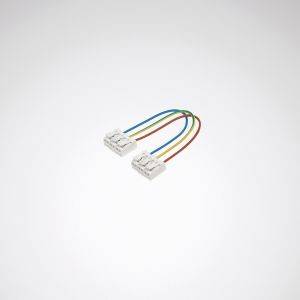 Vier farbige Kabel (rot, blau, grün, gelb) verbinden zwei identische weiße Steckverbinder auf einem weißen Hintergrund.