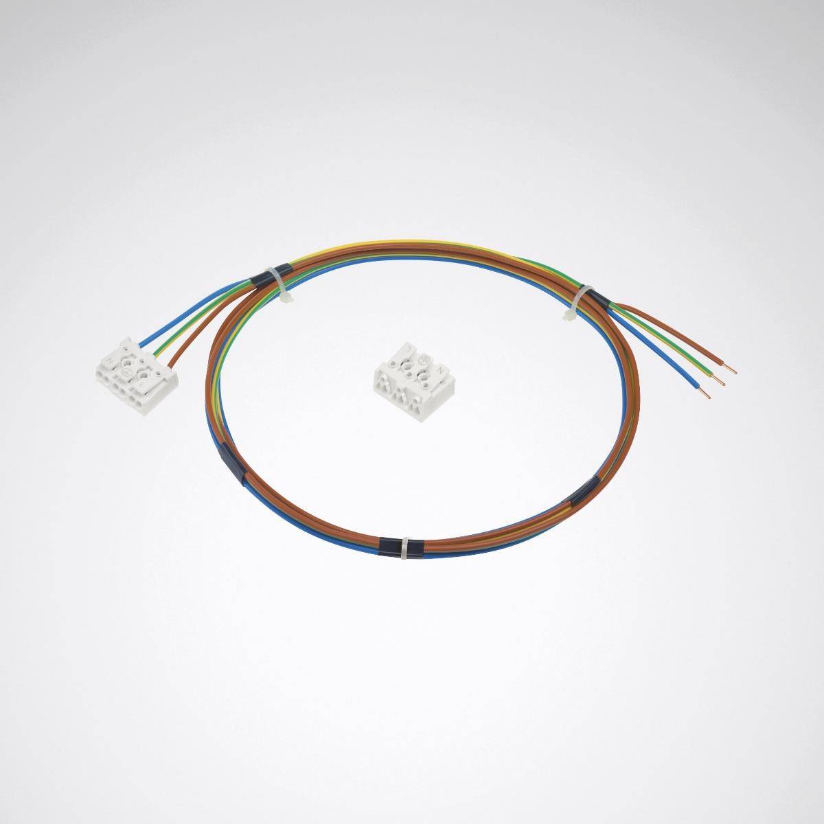 Ein Kabel mit mehreren farbigen Drähten endet in einem weißen Anschlussblock. Daneben liegt ein separater, identischer Block.