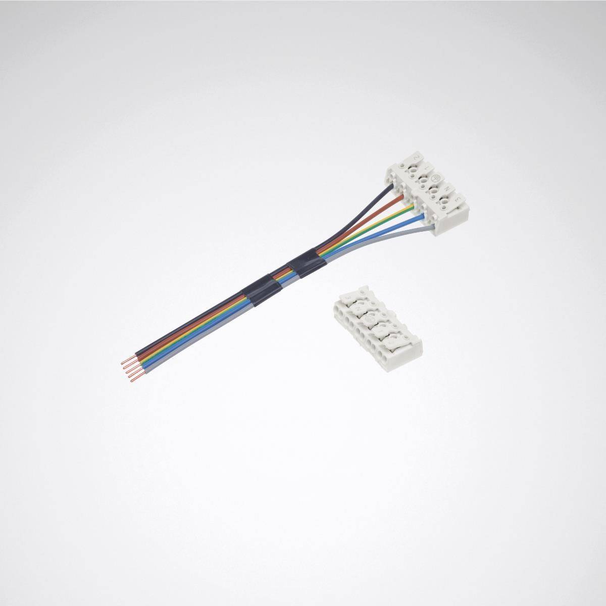 Ein mehrfarbiges Kabelbündel mit Steckverbindern, eines angeschlossen, das andere lose. Ideal für Elektronik-Verbindungen.