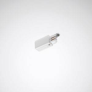 Ein weißer Universaladapter gegen einen hellgrauen Hintergrund.