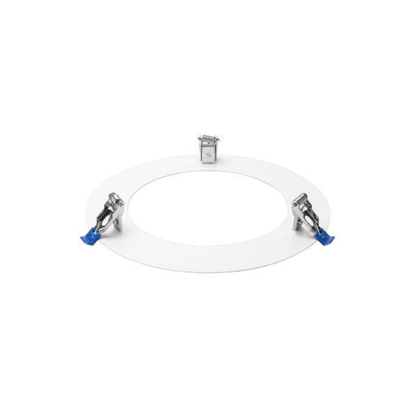 Ein weißer, runder Einbaurahmen mit zwei blauen Clips und Metallbefestigungen am Rand, geeignet für Deckenmontage von Leuchten.