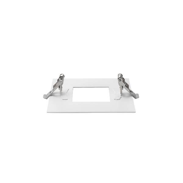 Eine weiße Deckenhalterung mit zwei silbernen Clips zur Befestigung, vor einem weißen Hintergrund.