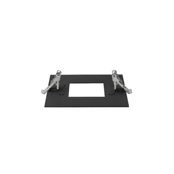 Eine schwarze Halterung mit zwei silbernen Klemmen an den Seiten und einem rechteckigen Ausschnitt in der Mitte.