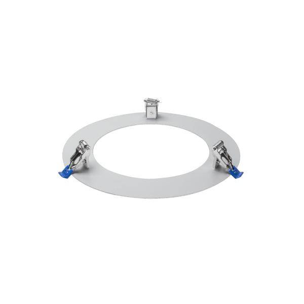 Ein runder, metallischer Deckenbefestigungsring mit drei Montageklemmen, zwei blau markiert, für Beleuchtungseinheiten.