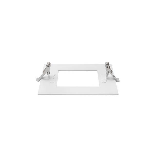 Weiße Montagehalterung mit zwei Metallklammern, vorbereitet für quadratischen LED-Einbau.