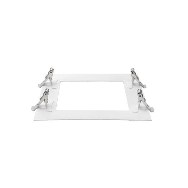 Drei weiße Clips halten einen rechteckigen weißen Rahmen. Der Rahmen befindet sich auf einer weißen Fläche.