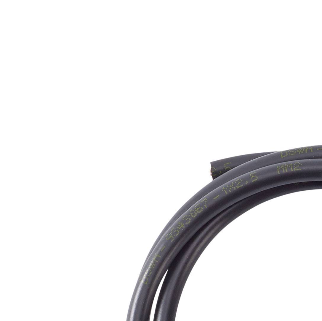 Ein schwarzes Kabel mit aufgedruckter Schrift, auf weißem Hintergrund. Das Kabel hat eine abgeschnittene Spitze.