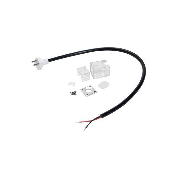 Abgebildet ist ein schwarzes Stromkabel mit offenen Drähten und einem Stecker, neben einem transparenten Schutzgehäuse und Montageteilen.